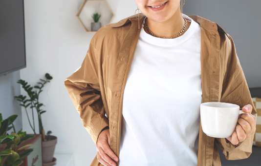 Як стильно носити базову футболку Як стильно носити базову футболку